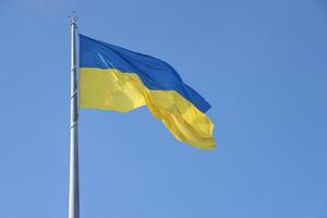 ukrainische Flagge isoliert auf dem blauen Himmel mit Beschneidungspfad. nahaufnahme winkendes banner der ukraine. Hohes Flaggensymbol der Ukraine, europäisches Land foto