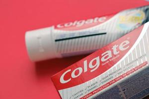 ternopil, ukraine - 23. juni 2022 colgate zahnpasta, eine marke von mundhygieneprodukten, die vom amerikanischen konsumgüterunternehmen colgate-palmolive hergestellt werden foto