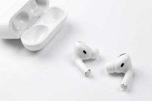 charkiw, ukraine - 27. januar 2021 apple airpods pro auf weißem hintergrund. kabellose Kopfhörer. Apple Inc. ist ein amerikanisches Technologieunternehmen foto