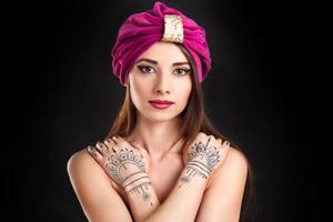 schöne stilvolle Frau im orientalischen Stil im Turban foto