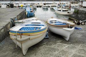 Boote an der Küste von Capri, Italien foto