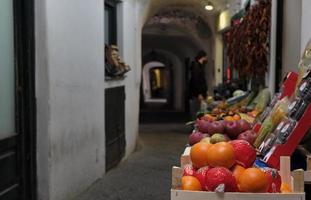 Waren bei einem Gemüsehändler in Capri, Italien foto