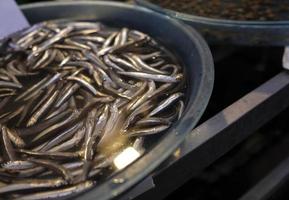 frische Produkte auf einem Fischmarkt in Neapel, Italien foto