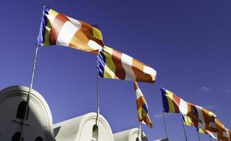 winkende bunte buddhistische Sri-Lanlan-Flagge foto