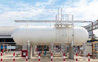 Weißer Heizöltank für Industrieanlagen mit blauem Himmelshintergrund foto