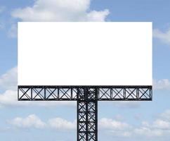Outdoor-Pfosten-Plakatwand mit verspottetem weißem Bildschirm auf blauem Himmelshintergrund mit Beschneidungspfad foto