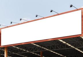 mock-up-plakatwand auf orangefarbenem gebäude auf weißem hintergrund foto