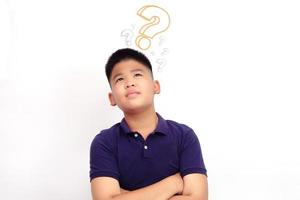 Denkender Junge auf weißem Hintergrund mit Fragezeichen. helle ideen und problemlösungskonzept. foto