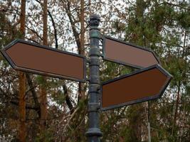 Schilder im Park. leere Schilder im Herbstpark. foto