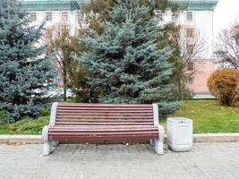 Bank im Herbstpark. Holzsitz. foto