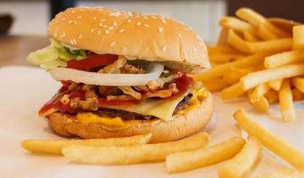 Hamburger und Pommes frites foto