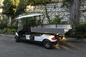 Golfcar in Form eines Lastwagens auf dem Parkplatz. foto