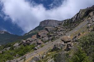 Berglandschaft, Felsen mit eingestürzten riesigen Felsbrocken vor einem Himmel mit Wolken. foto
