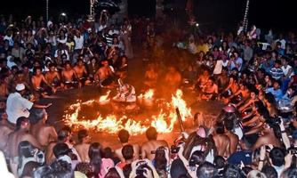 Jimbaran, Bali, Indonesien, August 2022 - Kecak-Tanz, der einen weißen Affen darstellt, der von Ravana verbrannt wird foto