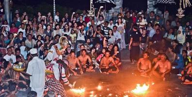 Jimbaran, Bali, Indonesien, August 2022 - Kecak-Tanz, der einen weißen Affen darstellt, der von Ravana verbrannt wird foto