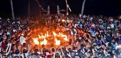 Jimbaran, Bali, Indonesien, August 2022 - Kecak-Tanz, der einen weißen Affen darstellt, der von Ravana verbrannt wird foto