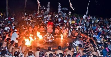 Jimbaran, Bali, Indonesien, August 2022 - Kecak-Tanz, der einen weißen Affen darstellt, der von Ravana verbrannt wird foto