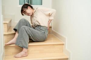 asiatische Dame Frau Patientin fällt die Treppe herunter, weil rutschige Oberflächen foto