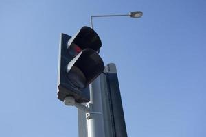 blauer himmel rote ampel foto