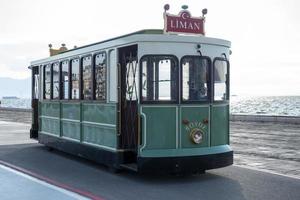 alte historische Straßenbahn am Meer foto