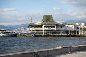 Pier, Golf von Izmir und Landschaft foto