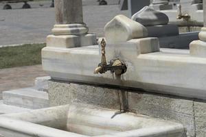 alter historischer steinbrunnen in der türkei foto