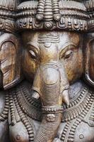 Nahaufnahme einer geschnitzten Wodden Ganesha mit vielen Details foto