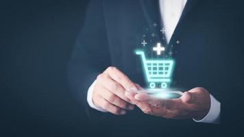 E-Commerce-Konzept und Online-Verkaufswebsite Cyberspace Retail Business wird verwendet, um zwischen Ladenbesitzern und Kunden zu kommunizieren, Produkte zu bestellen, virtuelle Einkaufswagen und Geschäftsleute. foto
