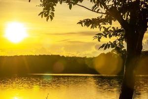 blick auf den farbenfrohen dramatischen himmel sonnenuntergang oder sonnenaufgang mit wolkenhintergrund auf dem wasserfluss im wald foto