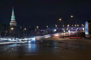 blick auf die große steinbrücke in moskau bei nacht foto