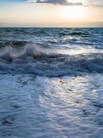 Sonnenuntergang und Brandung am Toten Meer am Winterabend foto
