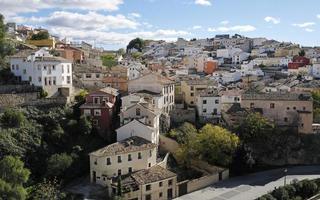 schöne gebäude in cuenca, spanien, während der herbstsaison foto