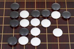 Draufsicht auf viele schwarz-weiße Go-Game-Steine foto