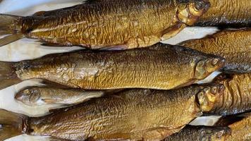 natürlicher hintergrund mit geräucherter fischnahaufnahme foto