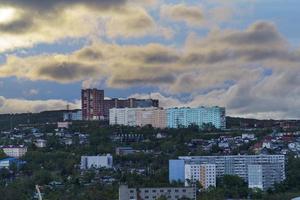 Stadtbild mit modernen Gebäuden. wladiwostok russland foto