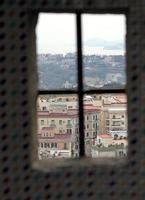 mit blick auf neapel, italien, von einem fenster im schloss sant elmo foto