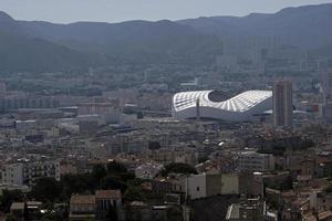 blick über die stadt marseille von einem hügel, mit dem stadion im hintergrund und etwas verschmutzung in der luft foto