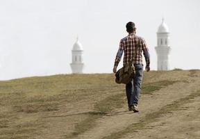 Mann auf dem Weg zu einer Moschee in Nur-Sultan, Kasachstan foto