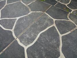 Keramikboden mit Flusssteinstruktur in Schwarz mit weißen Linien foto