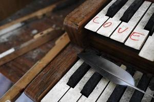 das Wort Liebe, geschrieben auf einer alten Orgel in einer verlassenen Kirche foto