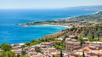 Panorama mit den Städten Taormina und Giardini Naxos foto