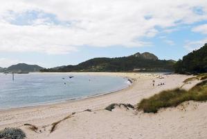 menschen am sandstrand der cies-inseln im atlantik foto