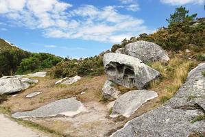 alte felsbrocken auf den cies-inseln im atlantik, spanien foto