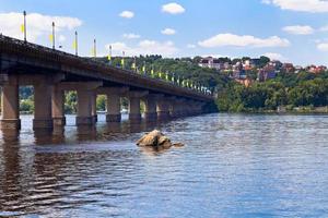 Brücke durch den Fluss Dnjepr foto