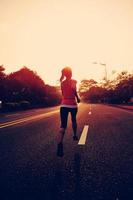 Fitness-Sportfrau des gesunden Lebensstils, die auf Straße läuft. foto
