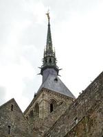 Statue auf der Turmspitze der Abtei Mont Saint-Michel foto