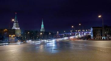 große steinerne brücke und türme des kremls in moskau bei nacht foto
