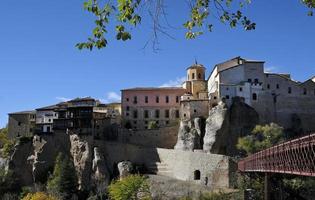 schöne gebäude in cuenca, spanien, während der herbstsaison foto