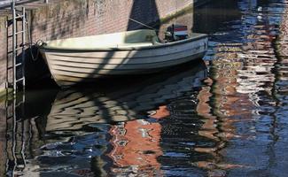 einfaches boot auf dem wasser in amsterdam, niederlande foto