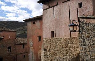 schöne alte architektur und gebäude im bergdorf albarracin, spanien foto